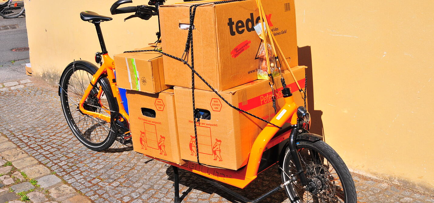 Lastenrad vollgepackt mit Umzugskartons