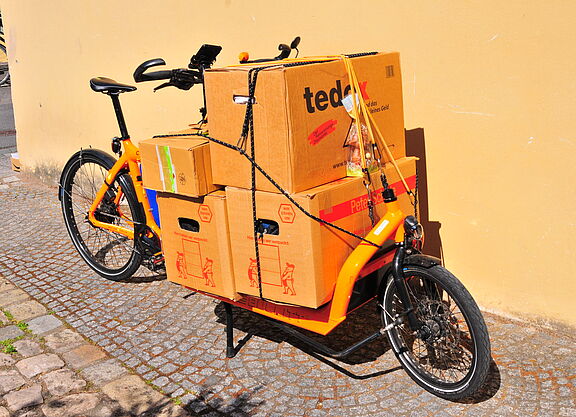 Lastenrad vollgepackt mit Umzugskartons