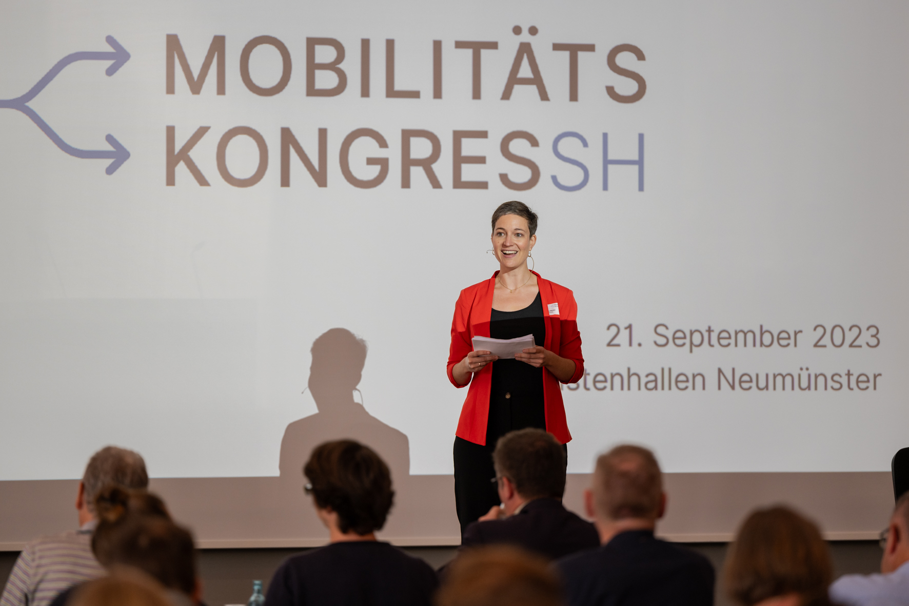 Moderatorin Jana Münkel eröffnet den Mobilitätskongress des ADFC Schleswig-Holsteins.