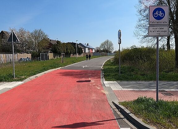 Fahrradstraße zwischen Würselen und H'rath Foto einer Fahrradstraße mit roter Oberfläche und Verkehrsschild