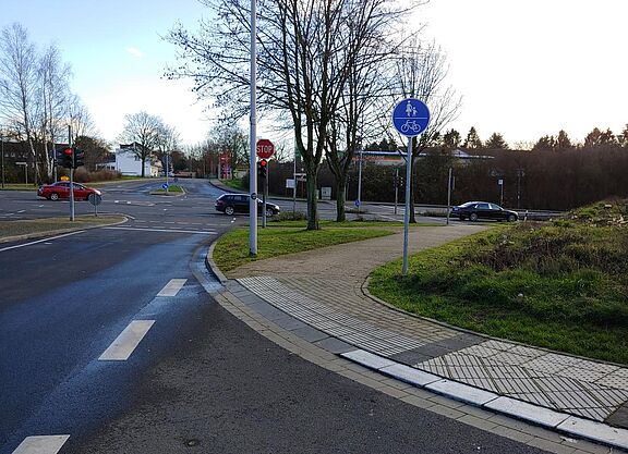 Benutzungspflichtiger gemeinsamer Fuß- und Radweg Benutzungspflichtiger gemeinsamer Fuß- und Radweg