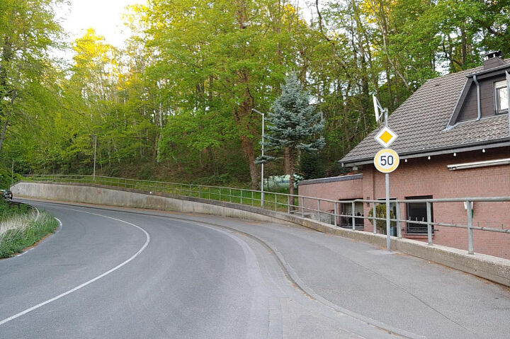 Dies ist ein Gehweg, weil Schilder und Markierungen fehlen Dies ist ein Gehweg, weil Schilder und Markierungen fehlen