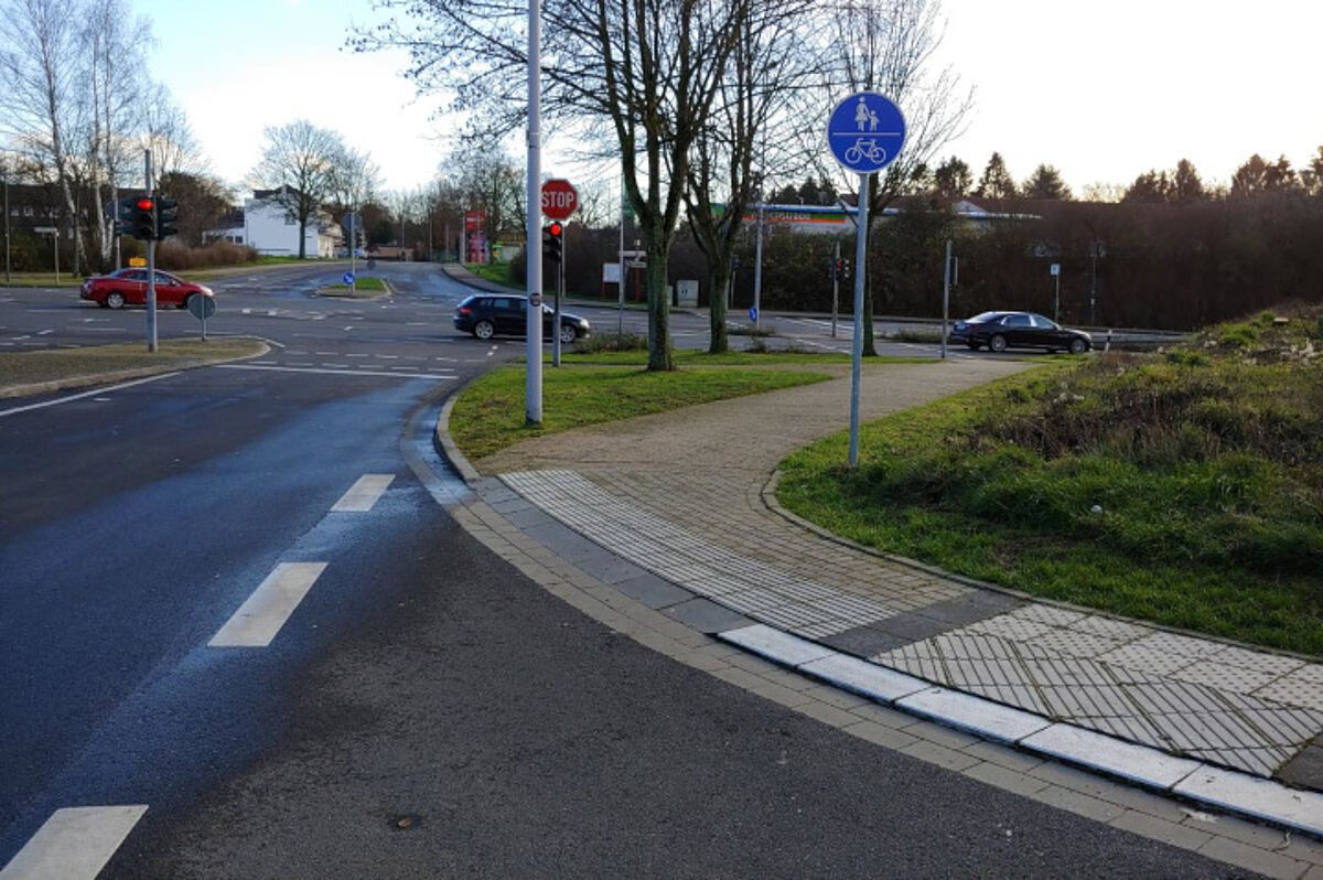 Gemeinsamer Rad- und Fußweg Gemeinsamer Rad- und Fußweg