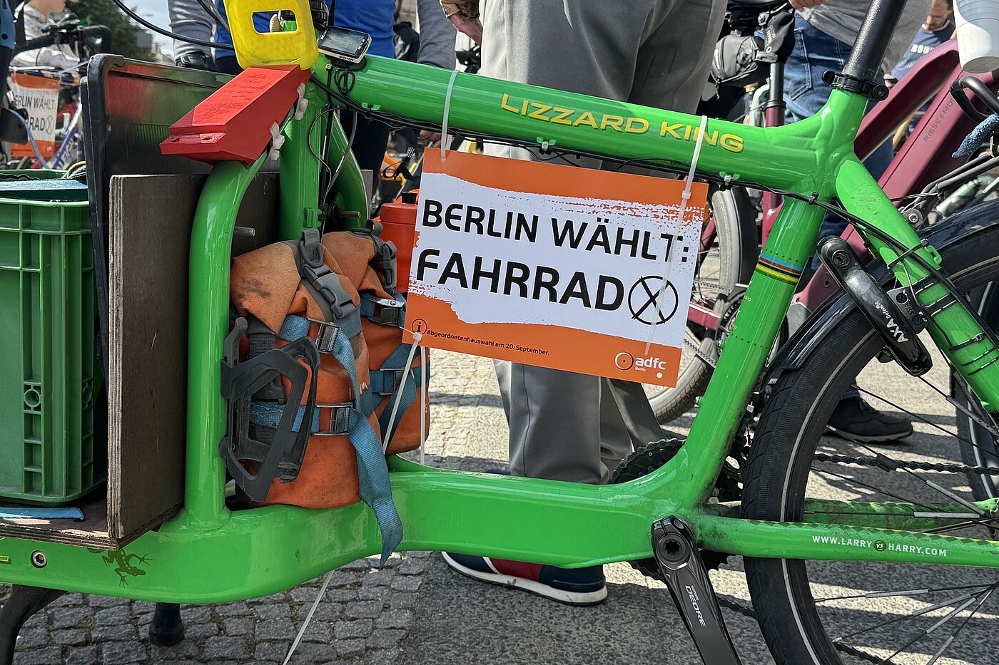 Sterndemo An einem Lastenrad hängt ein Schild mit Aufschrift "Berlin wählt Rad"
