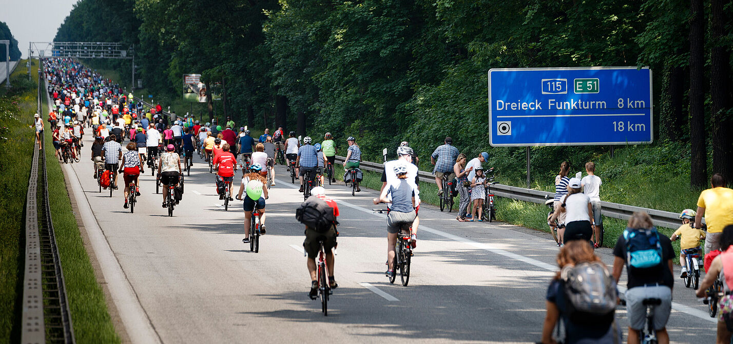 ADFC-Sternfahrt auf der Autobahn ADFC-Fahrradsternfahrt auf der Autobahn
