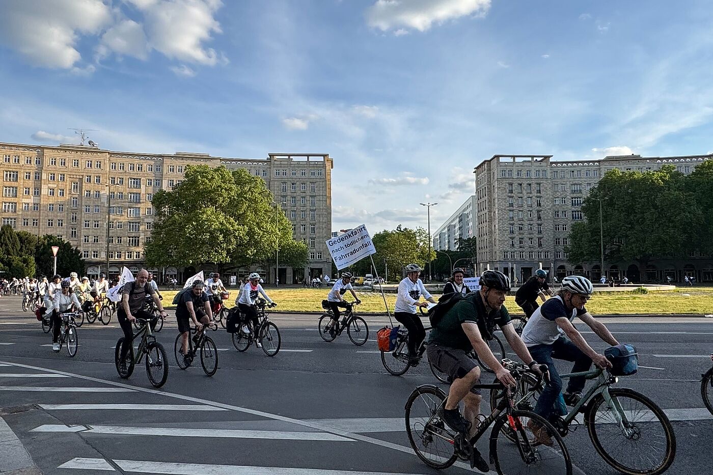 Ride of Silence 2025 Radfahrende umfahren den Straußberger Platz