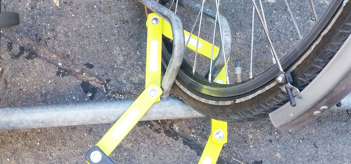 Schloss Vorderrad am Vorderrad angeschlossenes Fahrrad