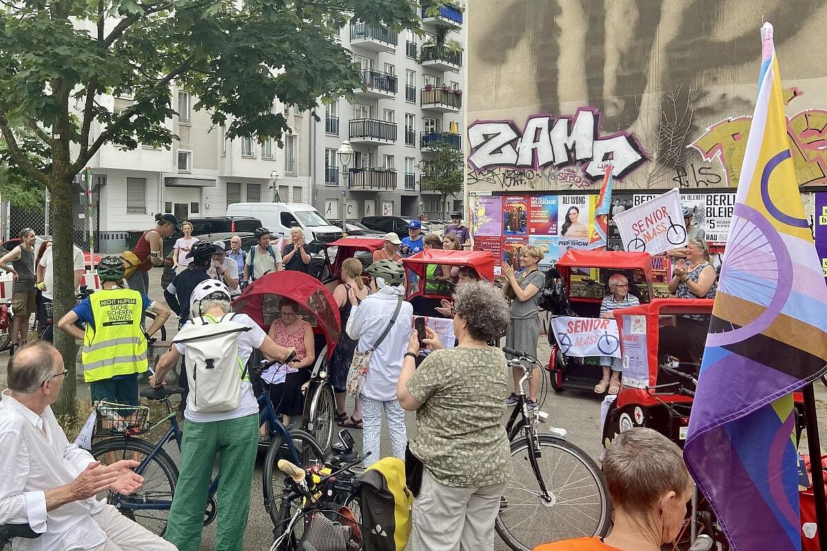 Begrüßung zur Senior Mass am 20. Juni 2026 An der Katzlerstraße Ecke Yorckstraße in Berlin Schöneberg stehen Teilnehmende der Senior Mass bei einer Abschlusskundgebung
