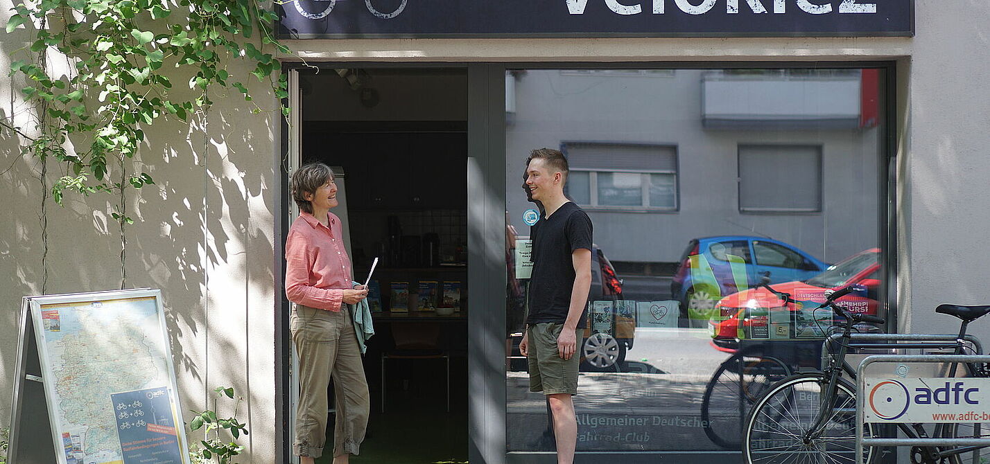 ADFC Velokiez in der Möckernstraße 47 Personen vor dem ADFC Velokiez in der Möckernstraße 47