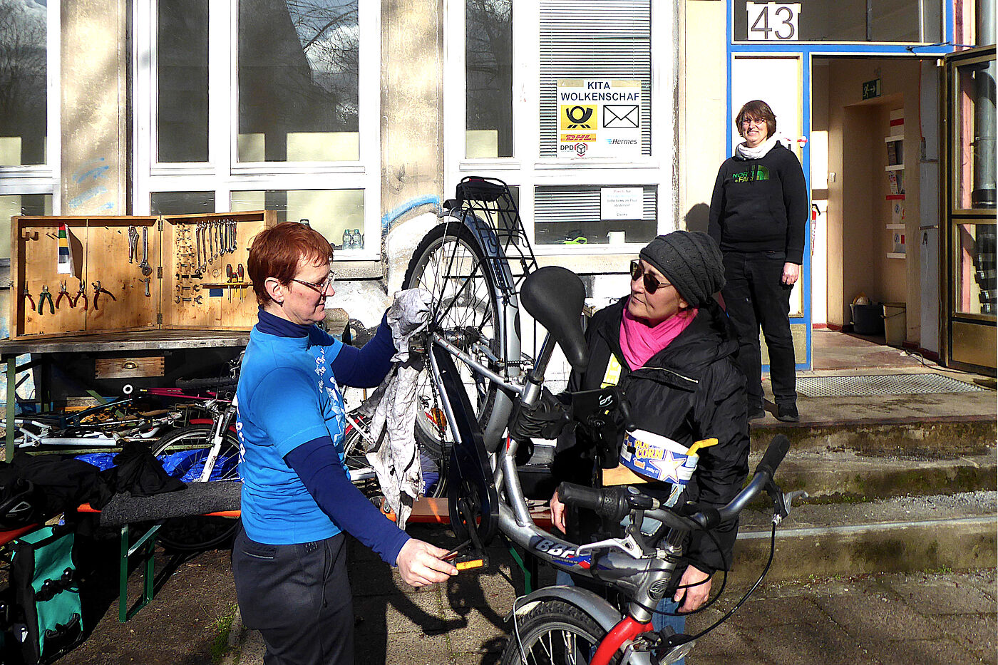 Fahrradreparatur Workshop für Frauen Bei der Reparatur eines Spendenfahrrads vor der Werkstatt der Garage10 e.V.