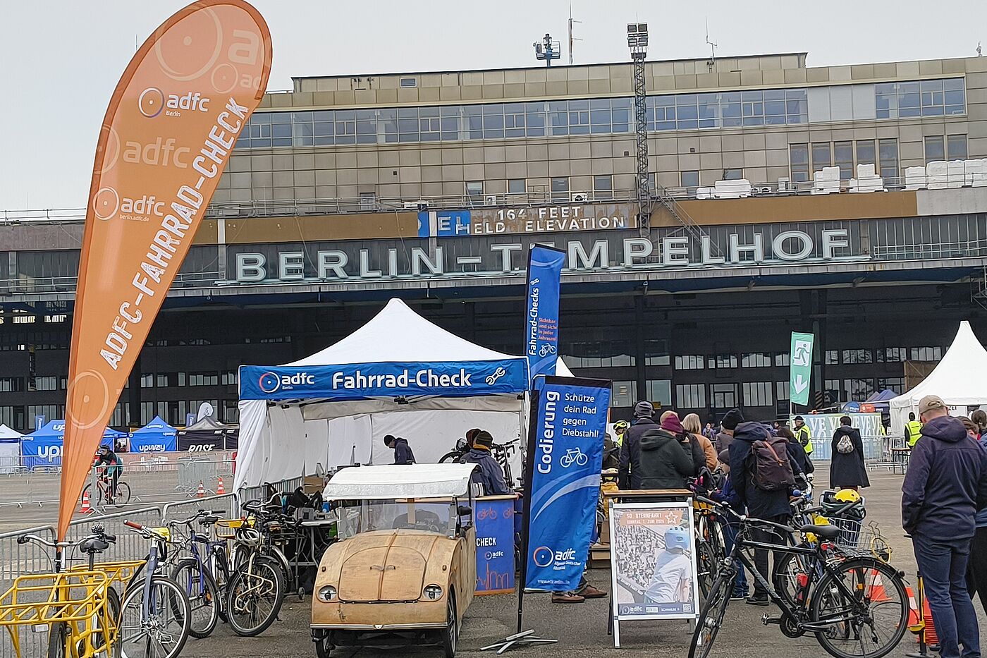 Fahrrad-Check am 11.+12. April auf dem Tempelhofer Feld Fahrrad-Check vor dem ehemaligen Flughafen Tempelhof