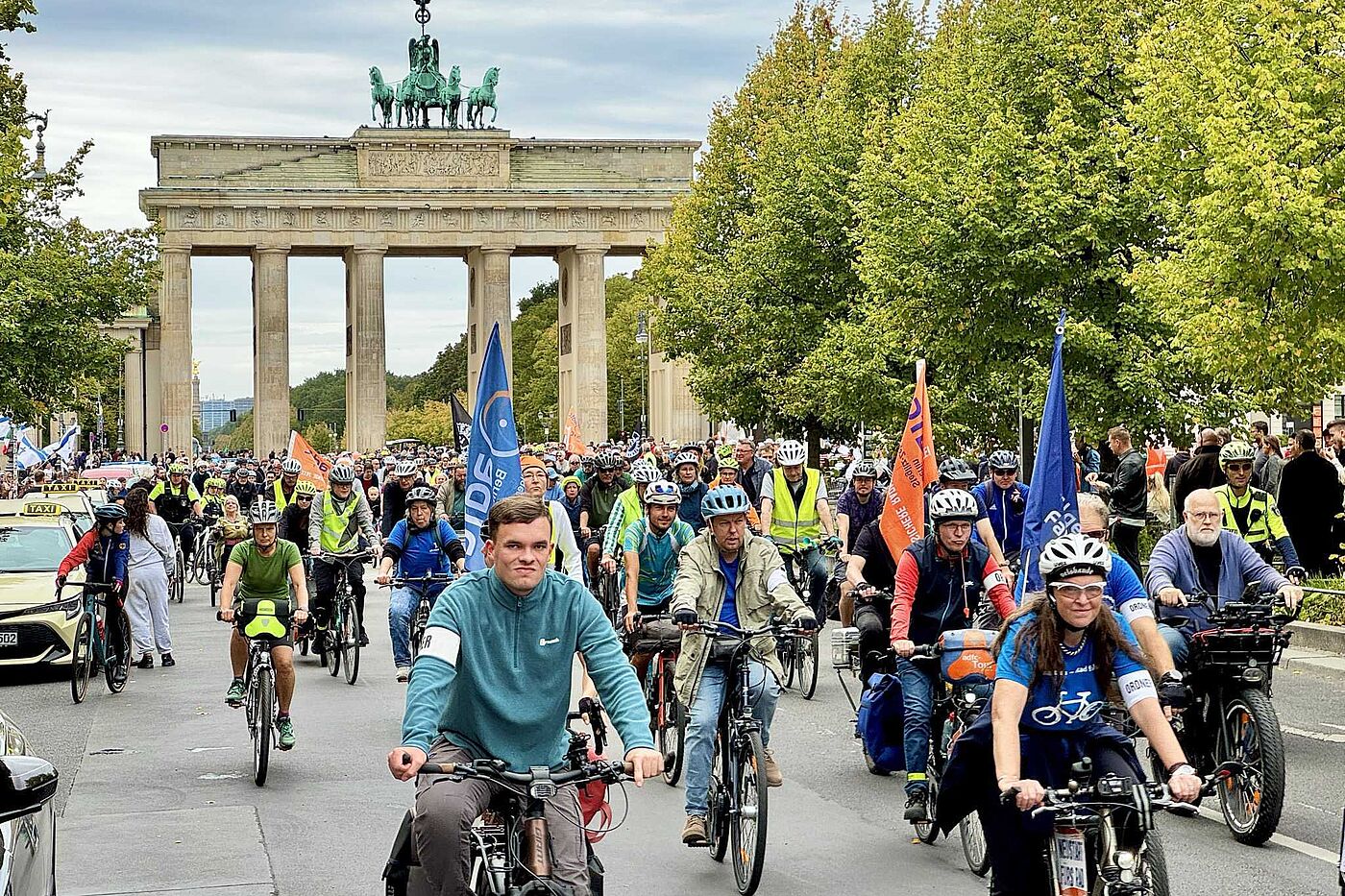 ADFC-Kreisfahrt 2026 Radfahrende mit Fahnen, im Hintergrund das Brandenburger Tor