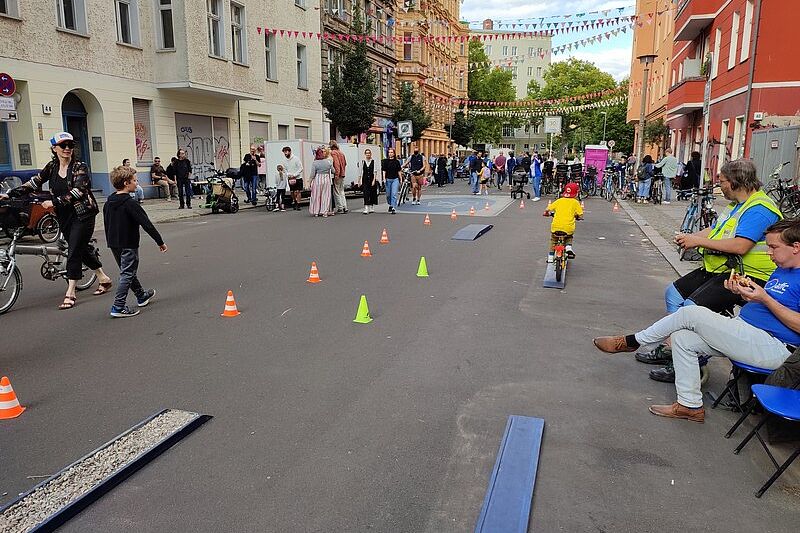 Fahrrad-Parcours Kinder fahren über den Parcours