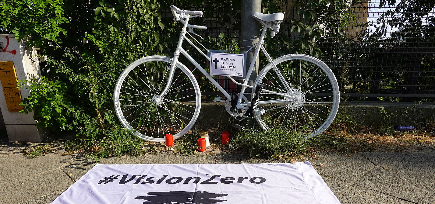 Geisterrad 07.09.2024 weißes Geisterrad mit Trauerkerzen und weißer Vision Zero Fahne