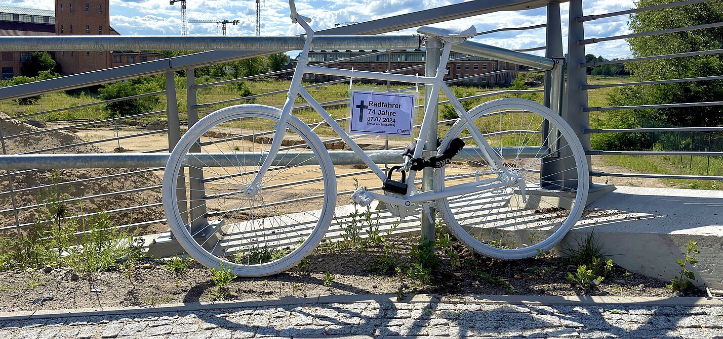 Geisterrad 13.7.2024 Spandau weißes Geisterrad für einen im Radverkehr verstorbenen 74-jährigen