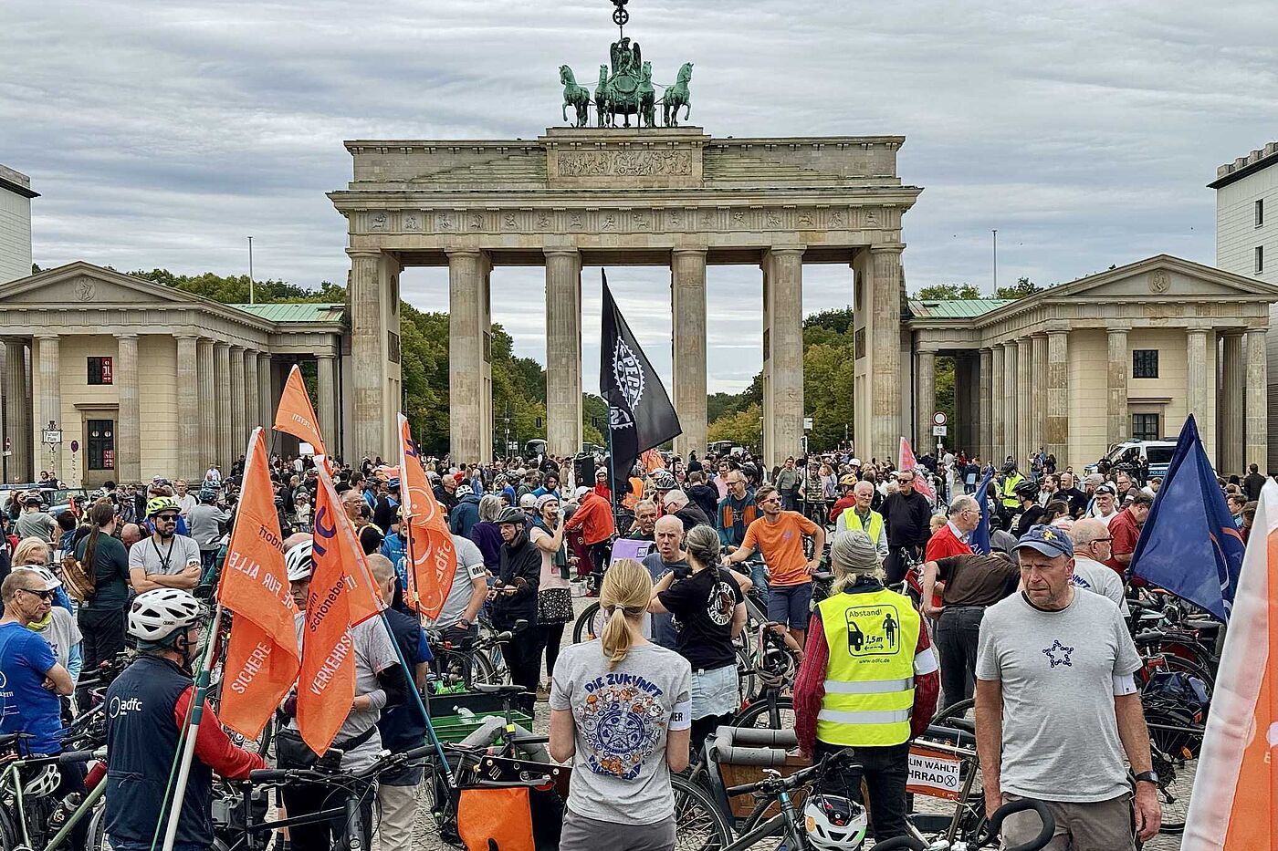 Kreisfahrt 2026 Pariser Platz Menschen mit Fahrrädern und Fahnen vor dem Brandenburger Tor
