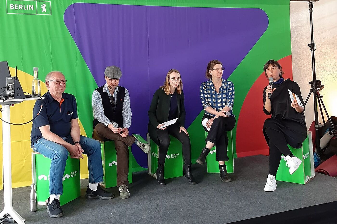 VELO 2024 Fünf Menschen sitzen auf einer Bühne bei einem Panel Talk der VELO Fahrradmesse