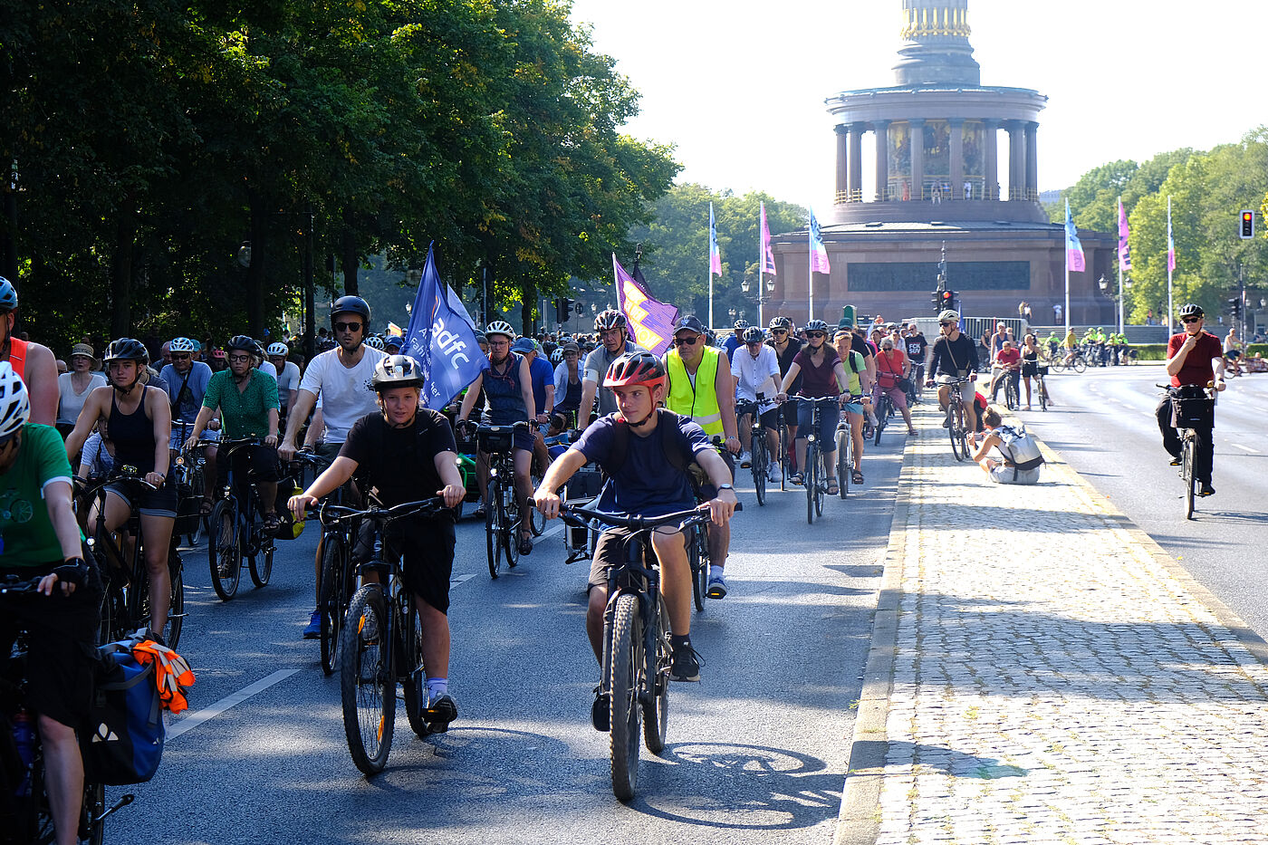 Vor dem großen Stern - Demo Radwegestopp Vor dem großen Stern - Demo Radwegestopp