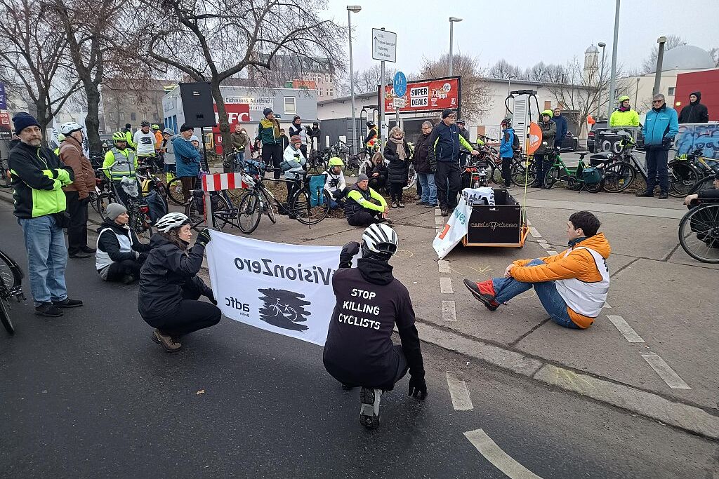 Geisterrad in Pankow Januar 2025 Menschen bei einer Mahnwache für einen getöteten Radfahrer auf der Straße