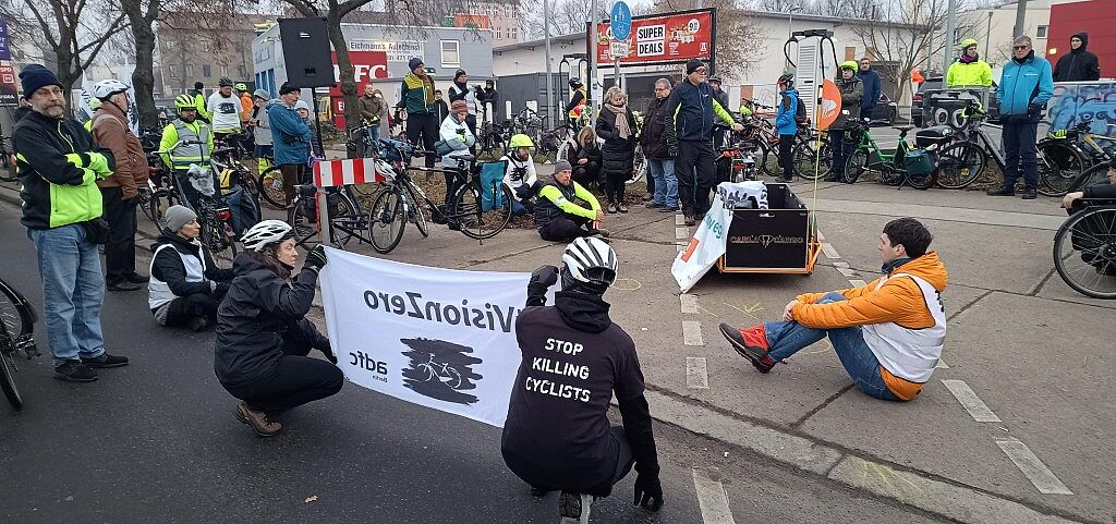 Geisterrad in Pankow Januar 2025 Menschen bei einer Mahnwache für einen getöteten Radfahrer auf der Straße