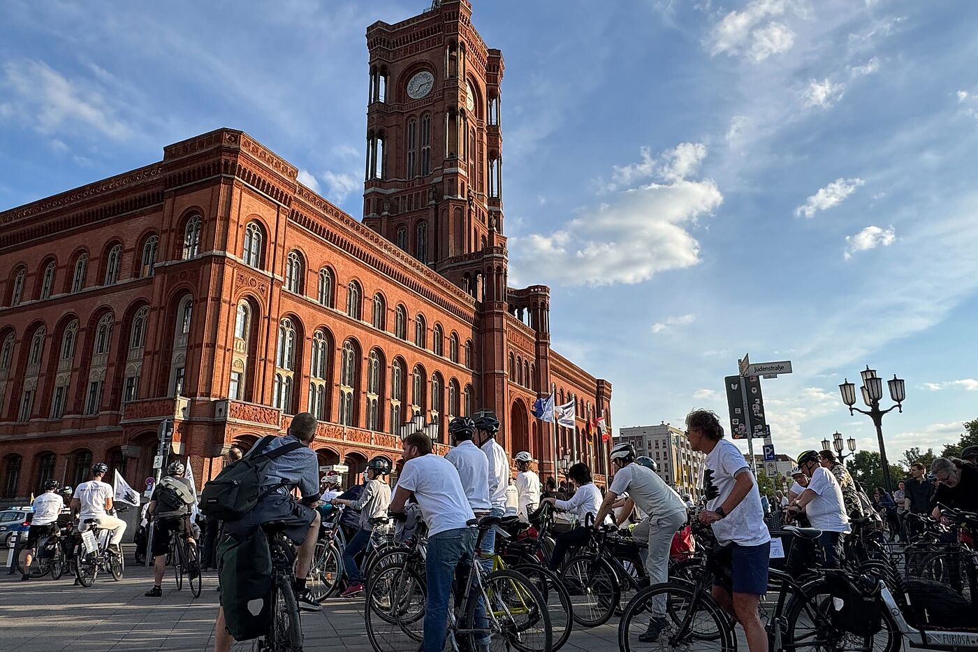 Ride of Silence 2025 Rotes Rathaus in weiß gekleidete Radfahrende vor dem Roten Rathaus