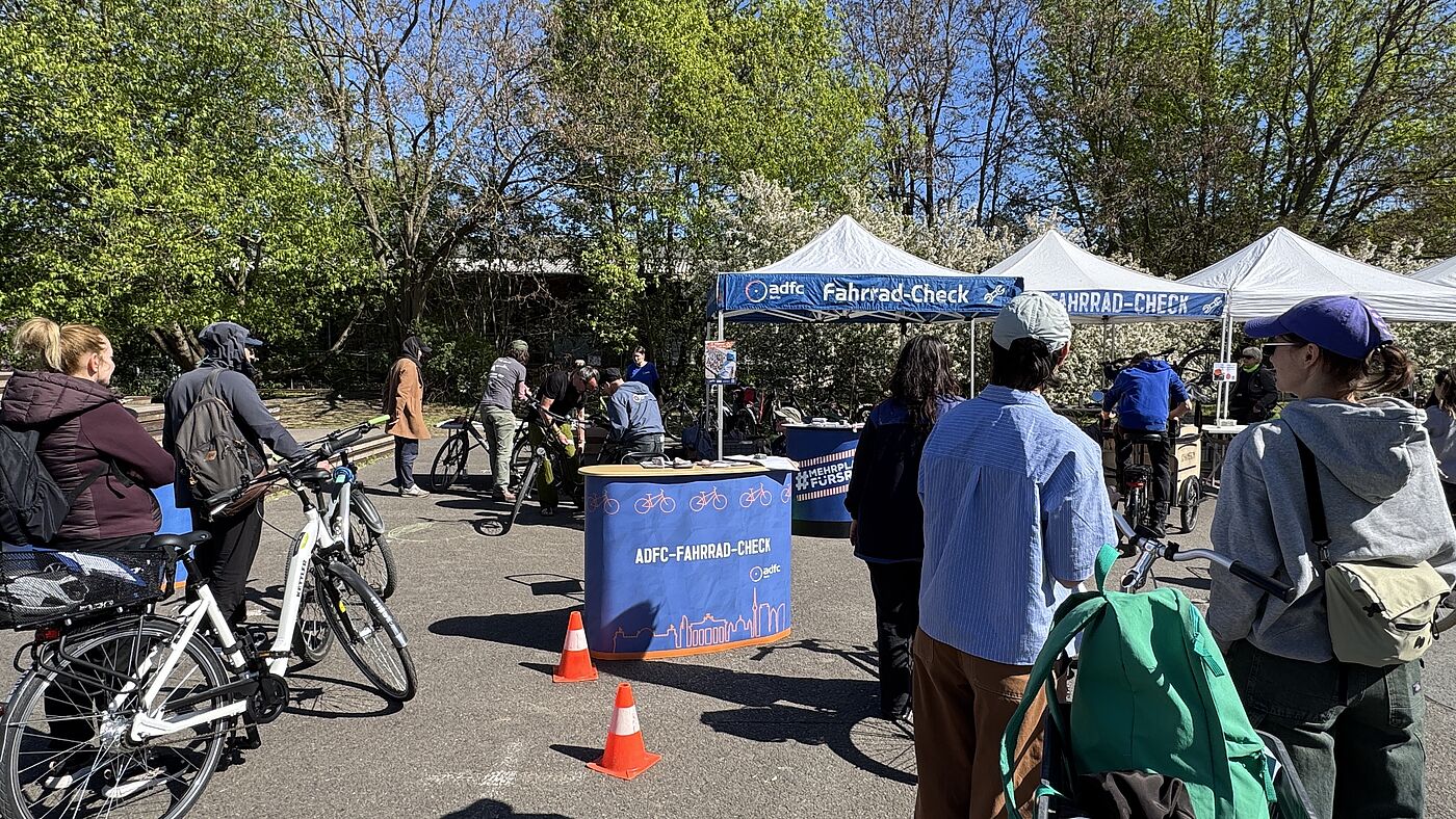 Fahrrad-Check am 26.04.2026 in Kreuzberg Menschen stehen mit ihren Fahrrädern bei Fahrrad-Check an