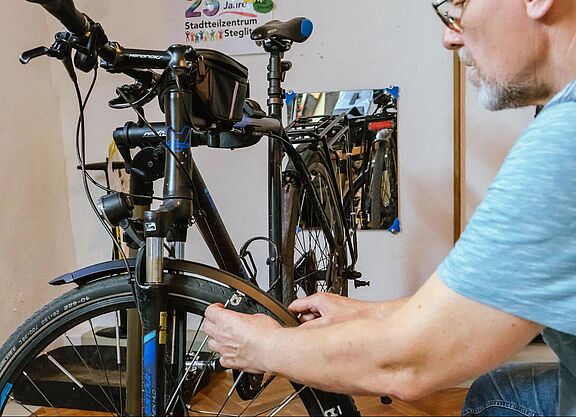 Ein Fahrrad wird repariert Fahrradwerkstatt