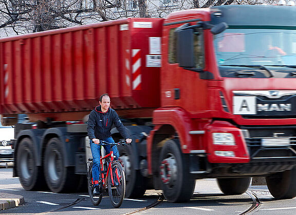 Kritische Abbiegesituation zwischen LKW und Fahrrad
