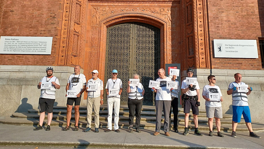 Weiß gekleidete Menschen erinnern an getötete Radfahrende vorm Roten Rathaus Weiß gekleidete Menschen erinnern an getötete Radfahrende vorm Roten Rathaus
