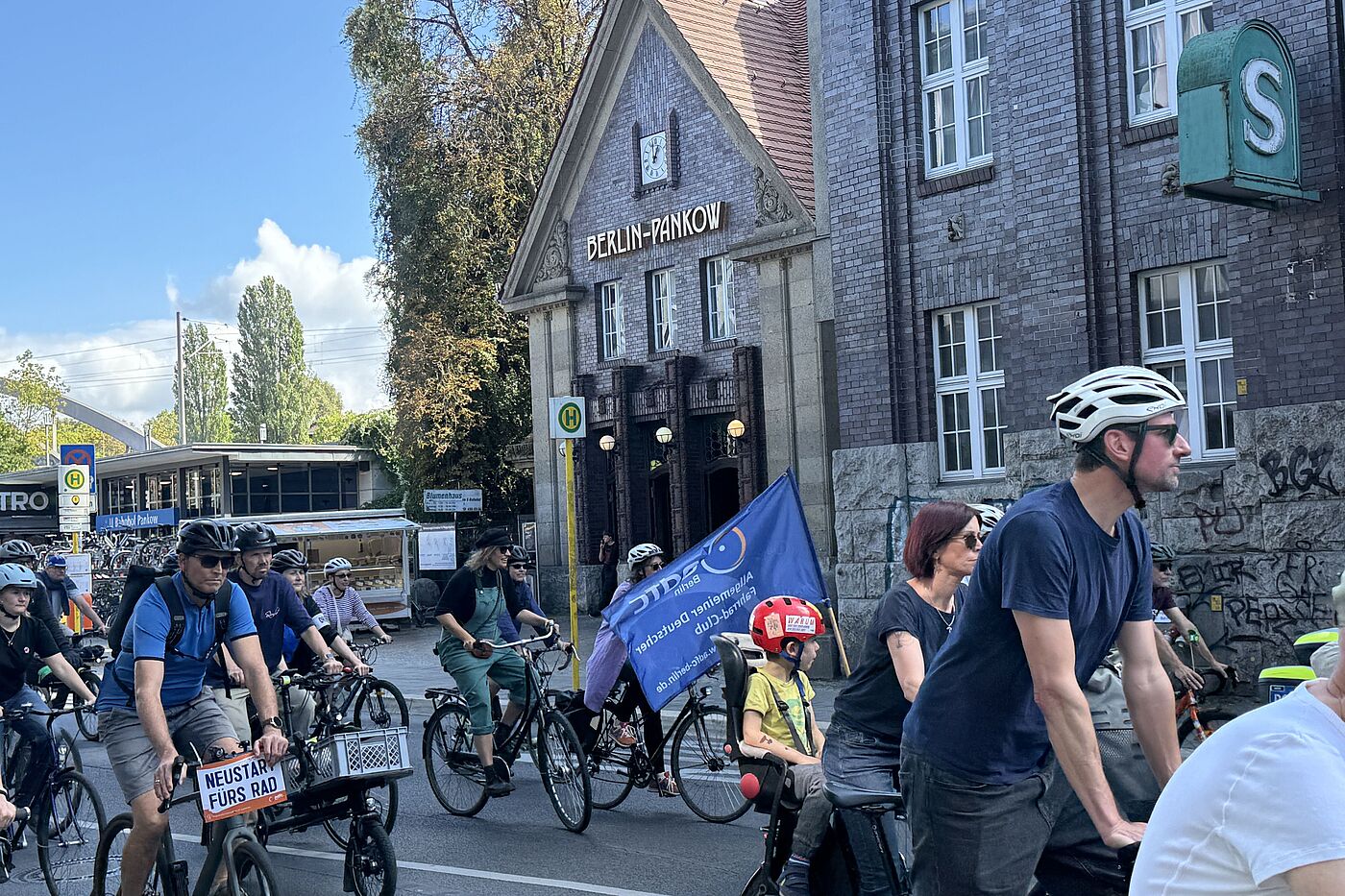 Pankow-Route Dutzende Radfahrende fahren vor dem S-Bahnhof Pankow los.