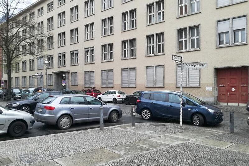Kein Durchkommen: Zugeparkte Ecke durch unerlaubt abgestellte Pkw