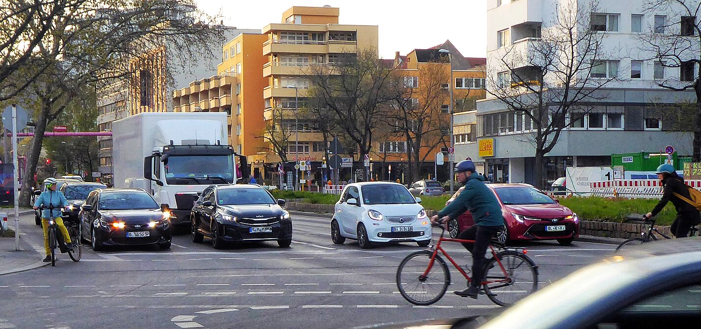 Horrorstraßen am Lützowplatz Auf der Fahrbahn am Lützowplatz fahren viele Autos. Für die drei Radfahrenden auf dem Foto ist kaum Platz.
