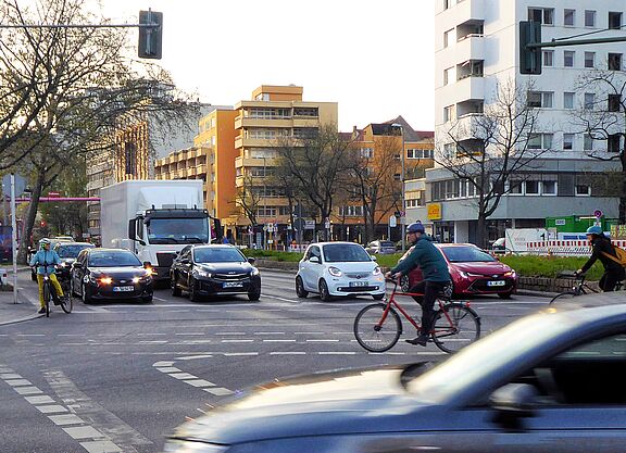 Horrorstraßen am Lützowplatz Auf der Fahrbahn am Lützowplatz fahren viele Autos. Für die drei Radfahrenden auf dem Foto ist kaum Platz.
