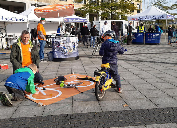 Puzzle beim Straßenfest Besonders die Kinder freuen sich, wenn sie am Stand des ADFC Fahrradteile zuordnen können