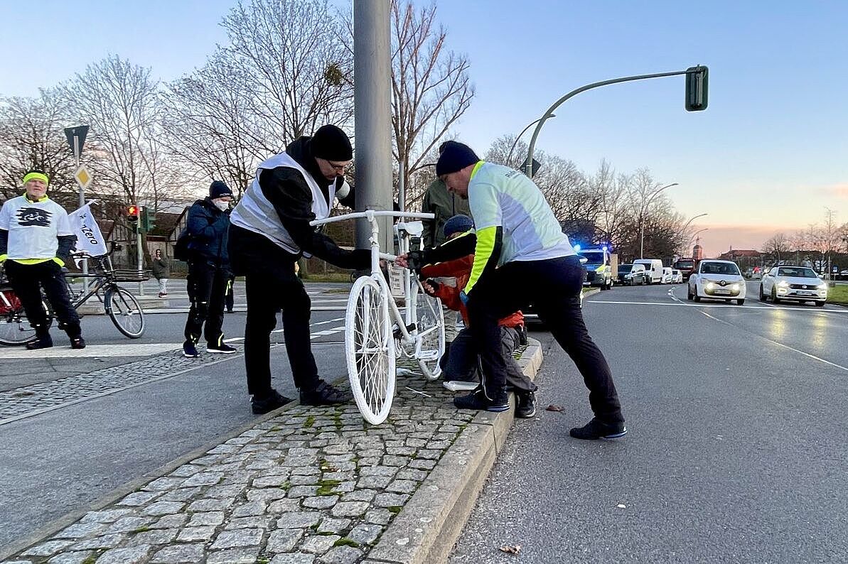 Zum Gedenken an den getöteten Radfahrer in Spandau stellt der ADFC Berlin ein weißes Geisterrad auf.