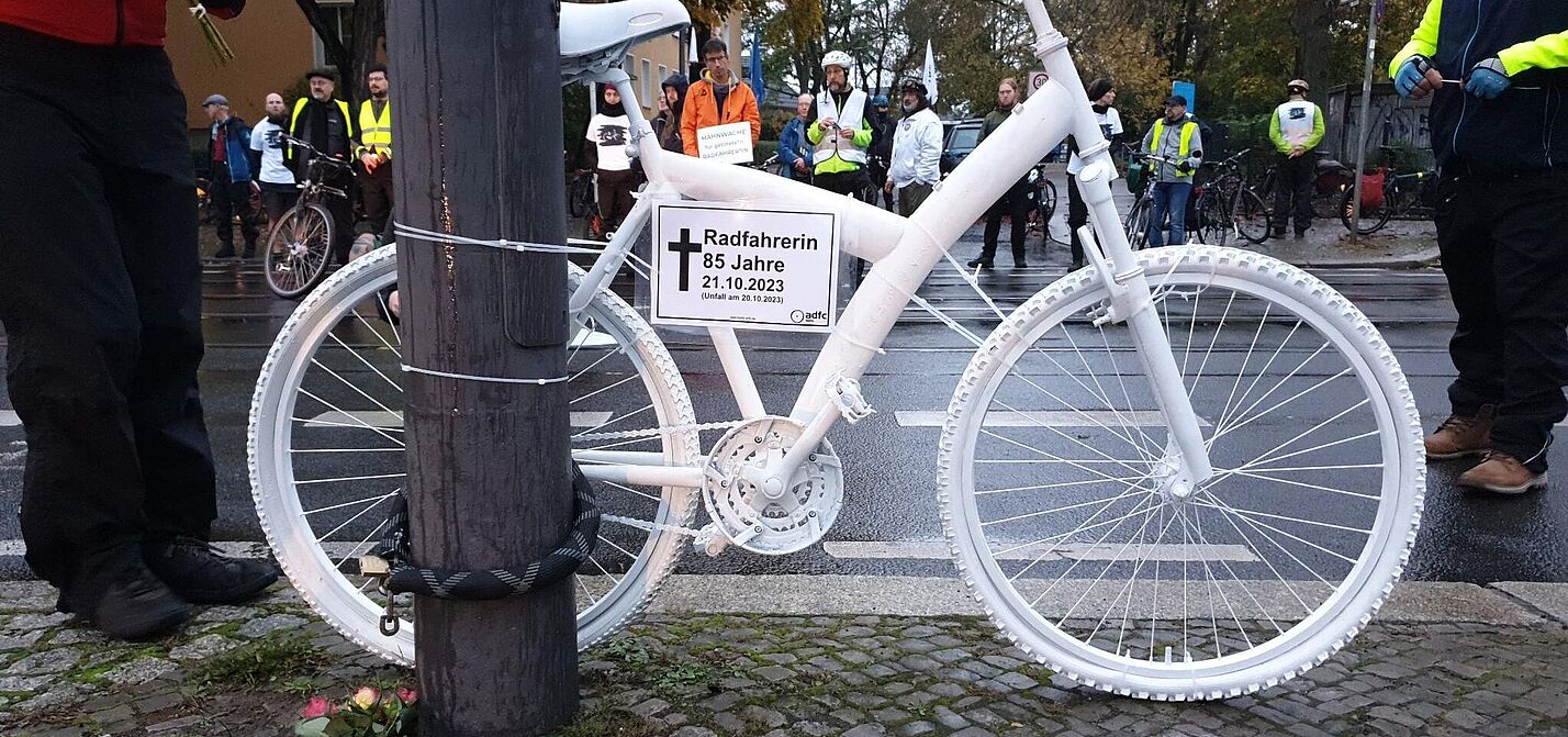 Geisterrad 23-10-27 weißes Geisterrad für verstorbene 85-jährige Radfahrerin