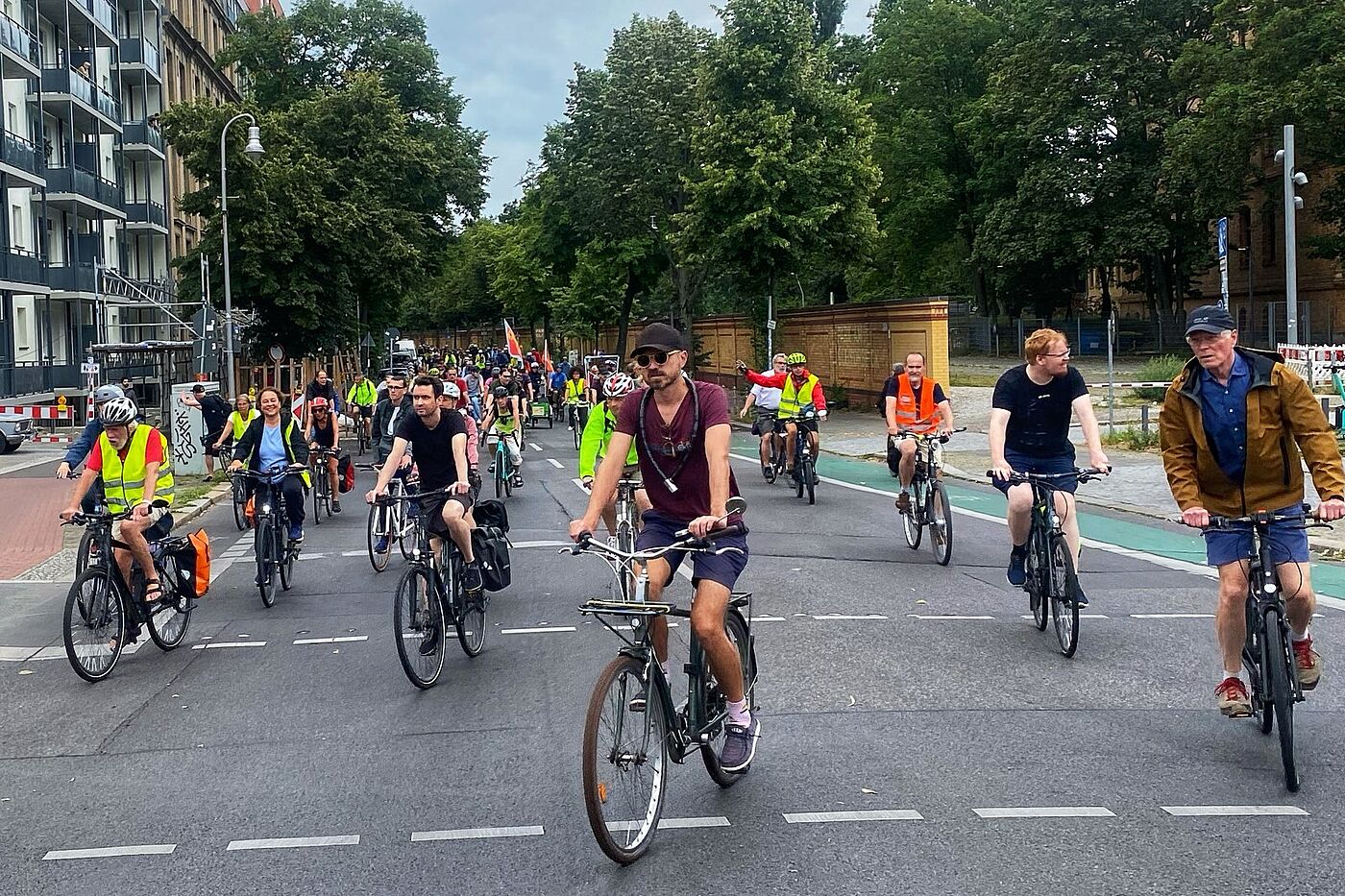 Menschen fahren bei einer Fahrrademonstration die Straße entlang