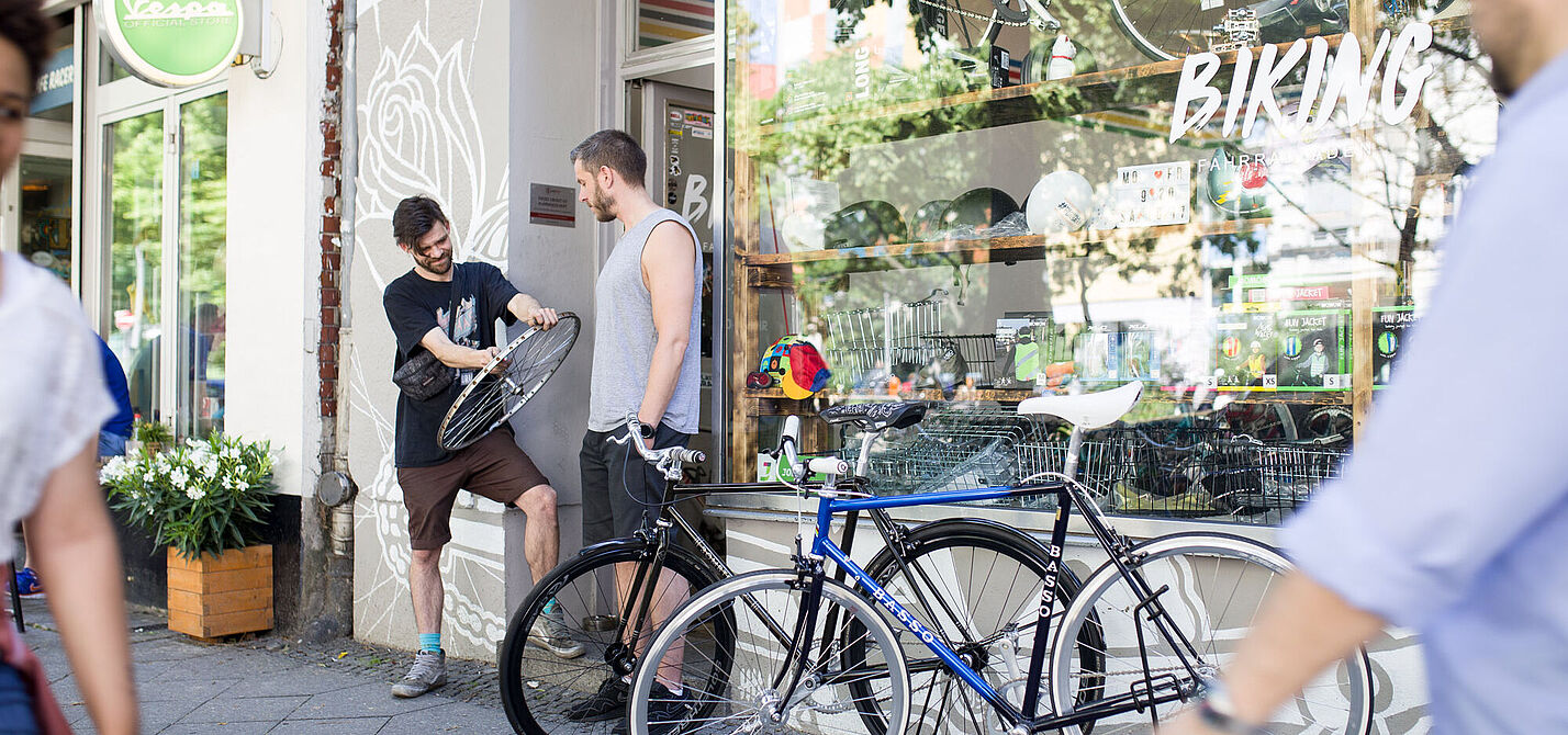ADFC-Fördermitgliedschaft zwei Männer vor einem Fahrradladen