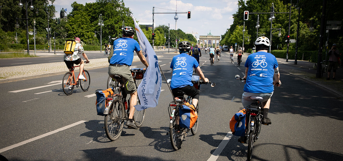 Ordner:innen auf dem Fahrrad unterstützen den Ablauf bei der Demo
