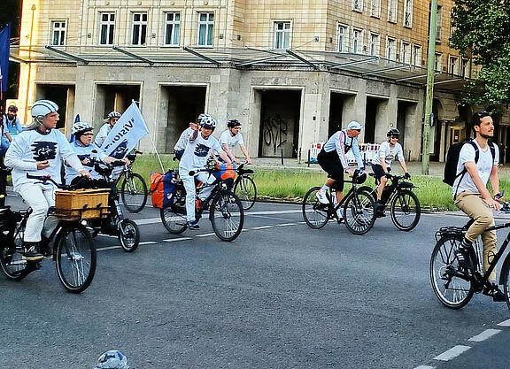 Weiß gekleidete Menschen erinnern an getötete Radfahrende Weiß gekleidete Menschen erinnern an getötete Radfahrende