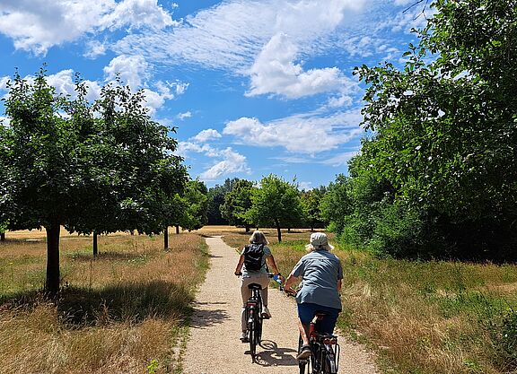 Kieztour in Tempelhof zwei Radlerinnen auf grünem Weg