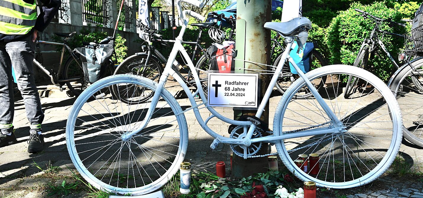 Geisterrad für den verstorbenen Radfahrer Geisterrad für den verstorbenen Radfahrer