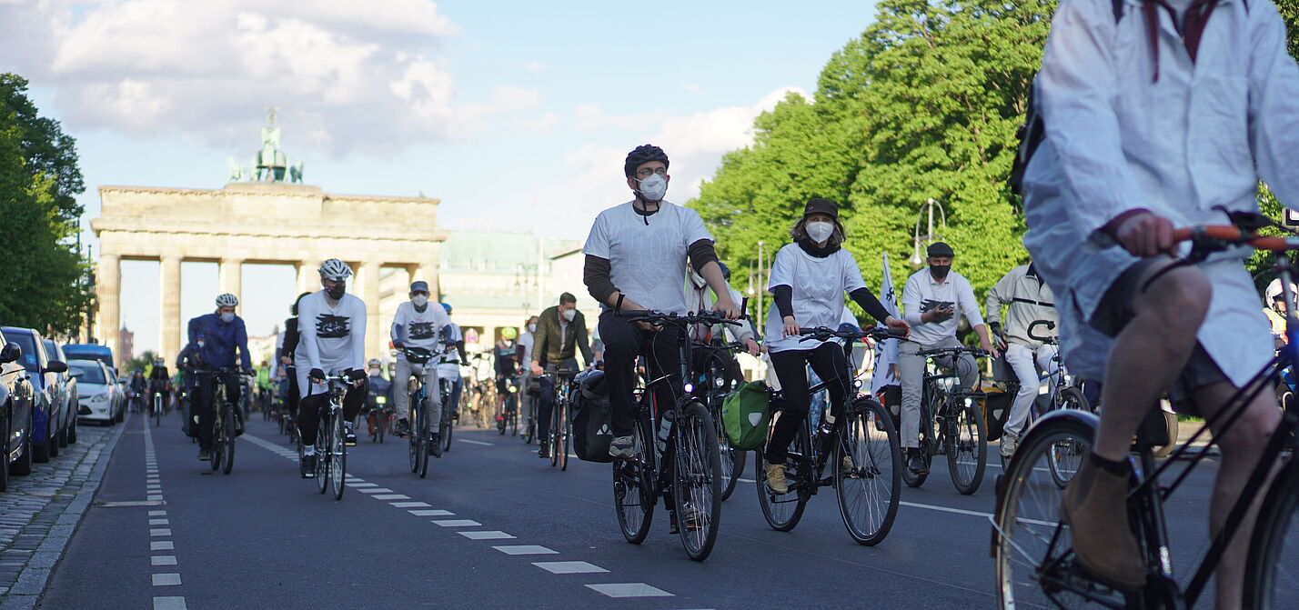 Ride of Silence 2021 weiß gekleidete Radfahrende beim Ride of Silence vor dem Brandenburger Tor