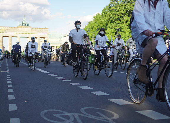 Ride of Silence 2021 weiß gekleidete Radfahrende beim Ride of Silence vor dem Brandenburger Tor