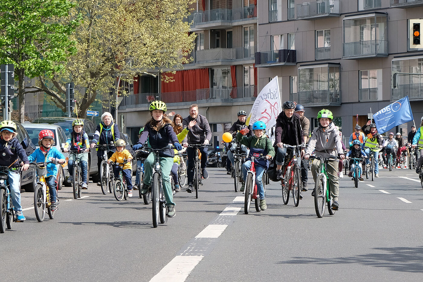 Kinder fahren im Rahmen der Kidical Mass Demo mit dem Fahrrad über die Straße