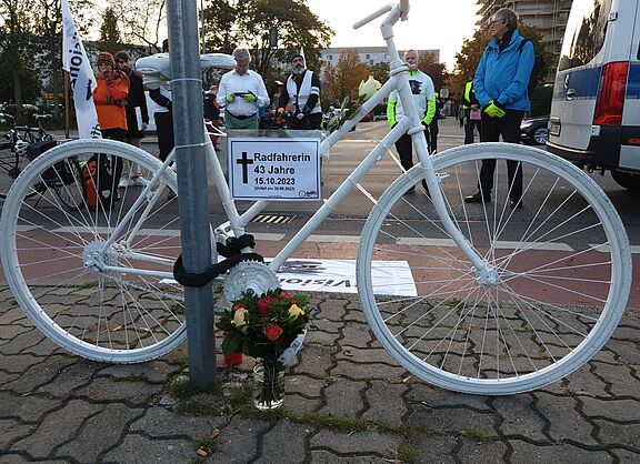weißes Geisterrad mit Schild für verstorbene 43-jährige Radfahrerin