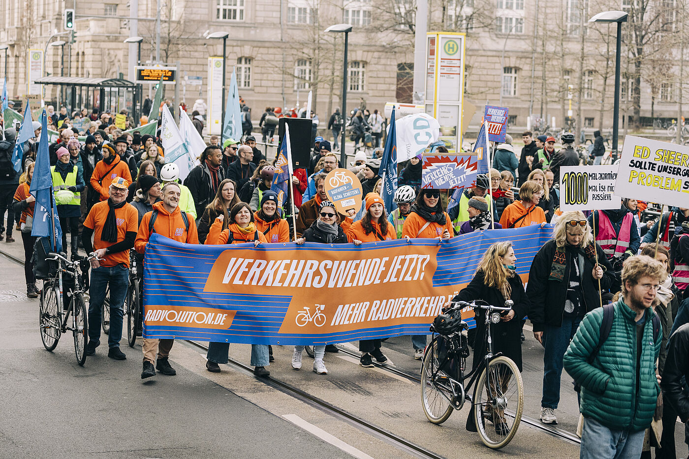 ADFC Klimastreik 1. März 2024 Menschen demonstrieren mit ADFC Banner beim Klimastreik