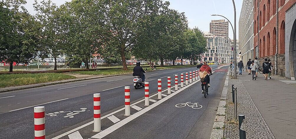 Fahrradweg Poller Lieferzone Holzmarktraße Radweg mit Pollern neben einer Straße