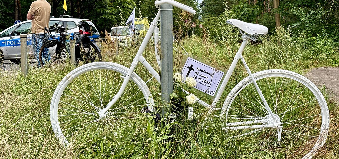 Geisterrad Köpenick 2.8.2024 ein weißes Geisterrad für einen verstorbenen 45-jährigen Fahrradfahrer