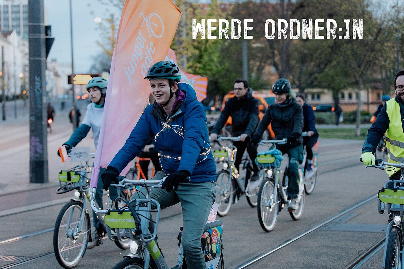 Unterstütze die ADFC-Lichterfahrt als Ordner:in Junge Menschen mit ADFC-Beachflag